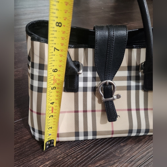 Burberry House Check Buckle Tote Bag - Picture 16 of 16